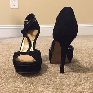 Black Jessica Simpson pumps!