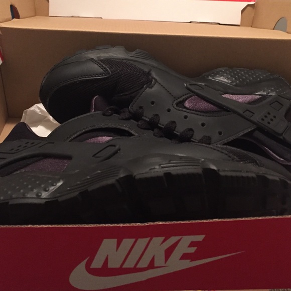 NIKE HUARACHES