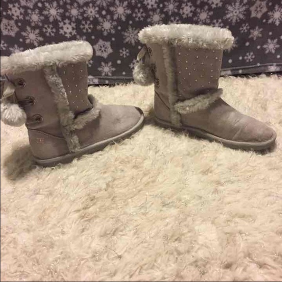 Gray fuzzy Justice boots