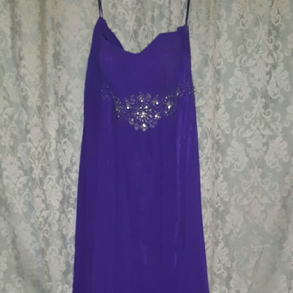 Dress - Picture 1 of 3