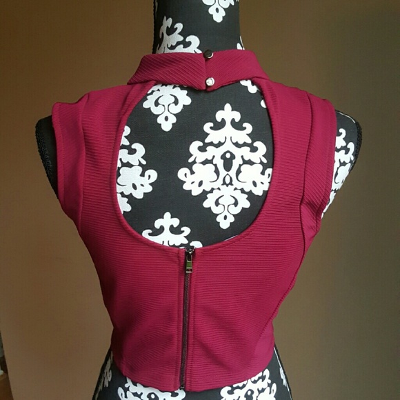 BEBE | High-Neck Burgandy Wine Crop Top - Picture 3 of 4