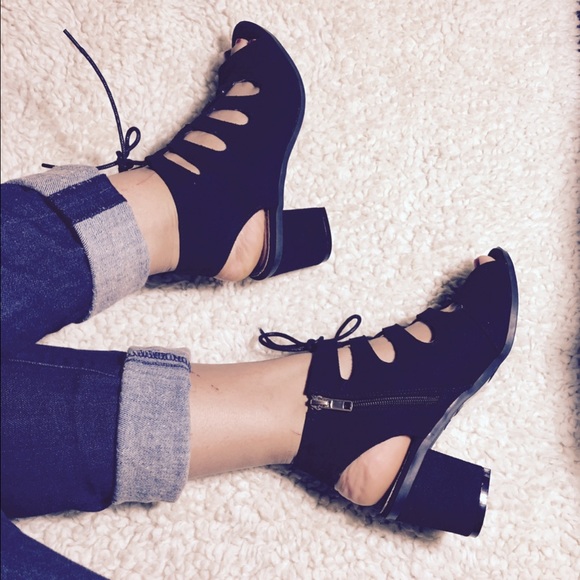 🗣Restock 🗣Black lace up heels - Picture 2 of 4