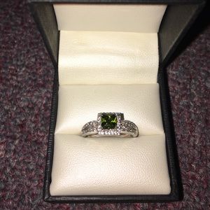 Sterling silver. Peridot stone ring
