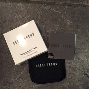 BOBBI BROWN- Brightening Finishing Powder