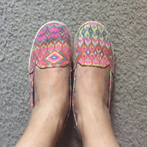 American Eagle by Payless Shoes - PRE OWNED AMERICAN EAGLE SLIP ON SHOES