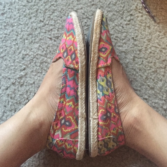 PRE OWNED AMERICAN EAGLE SLIP ON SHOES - Picture 2 of 3