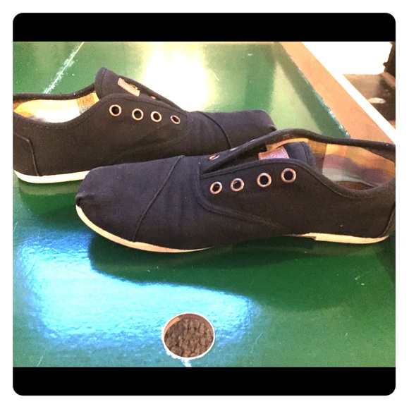 TOMS (7.5 Wide) black slip on