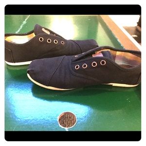 TOMS (7.5 Wide) black slip on