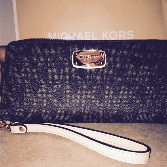 **SOLD** NWT Michael Kors Wristlet Wallet - Picture 1 of 4