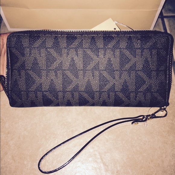 **SOLD** NWT Michael Kors Wristlet Wallet - Picture 2 of 4