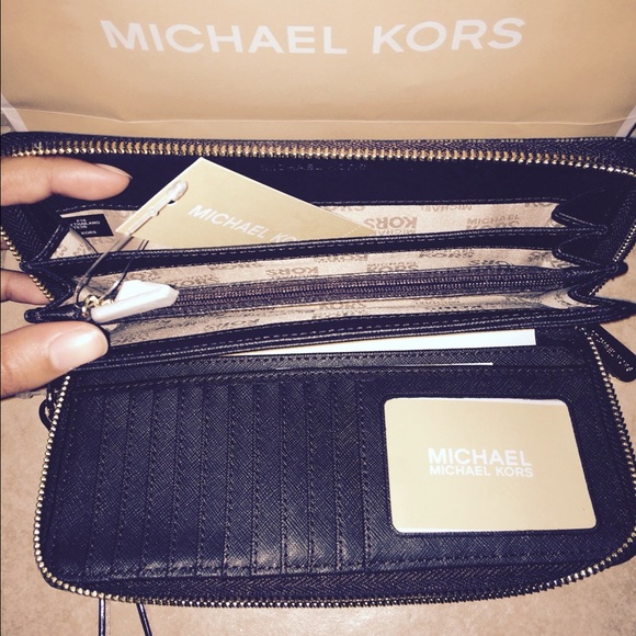 **SOLD** NWT Michael Kors Wristlet Wallet - Picture 3 of 4