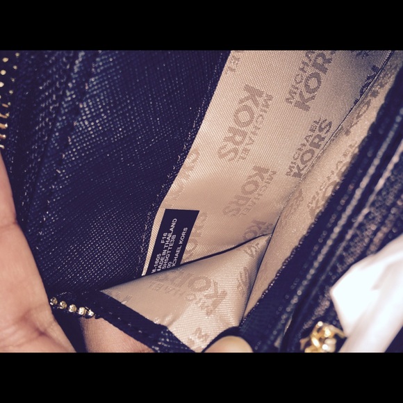 **SOLD** NWT Michael Kors Wristlet Wallet - Picture 4 of 4