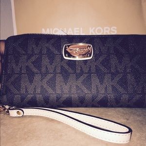 **SOLD** NWT Michael Kors Wristlet Wallet
