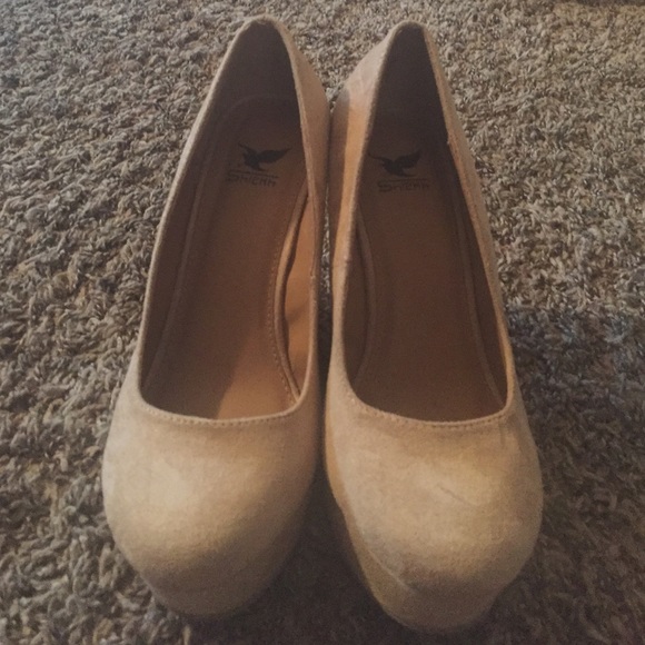 Tan wedges (shiek) - Picture 1 of 3