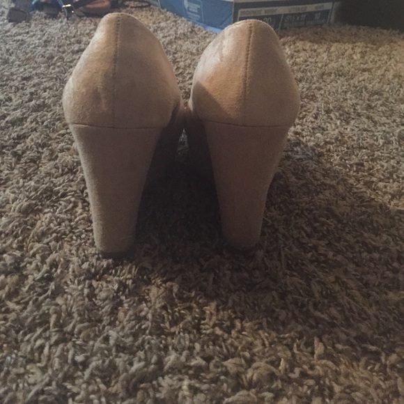 Tan wedges (shiek) - Picture 2 of 3