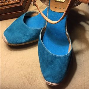 Cute wedge turquoise shoe