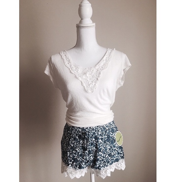 Sold ❌ New ✨ Blue & White Lace Shorts - Picture 2 of 4