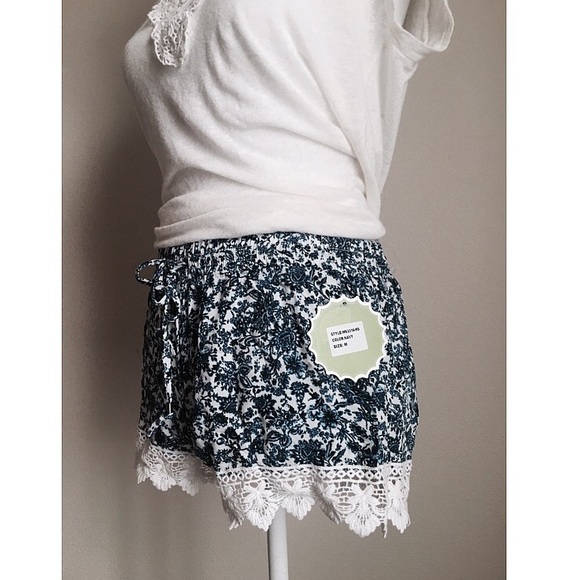 Sold ❌ New ✨ Blue & White Lace Shorts - Picture 3 of 4
