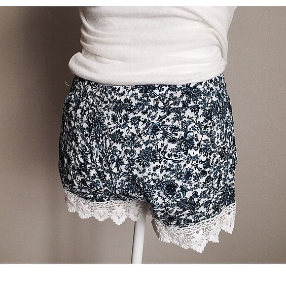 Sold ❌ New ✨ Blue & White Lace Shorts - Picture 4 of 4