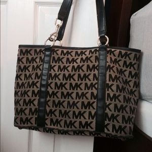 Authentic Michael kors purse.12x14x5