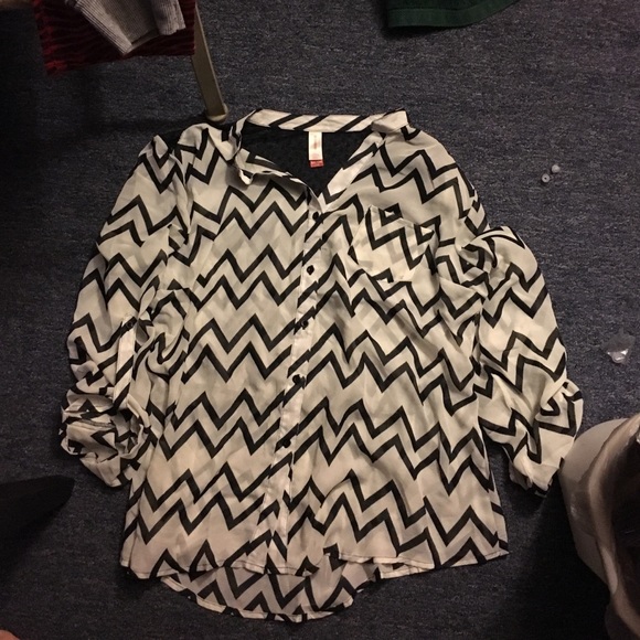 No Boundaries Tops - 🎈CLEARANCE🎈Black & white zig zag shirt