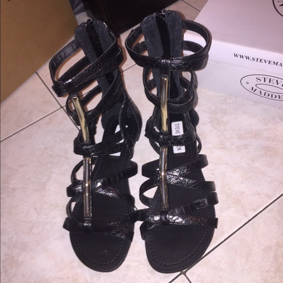 New, never worn black snake sandal size 6.5 - Picture 2 of 4