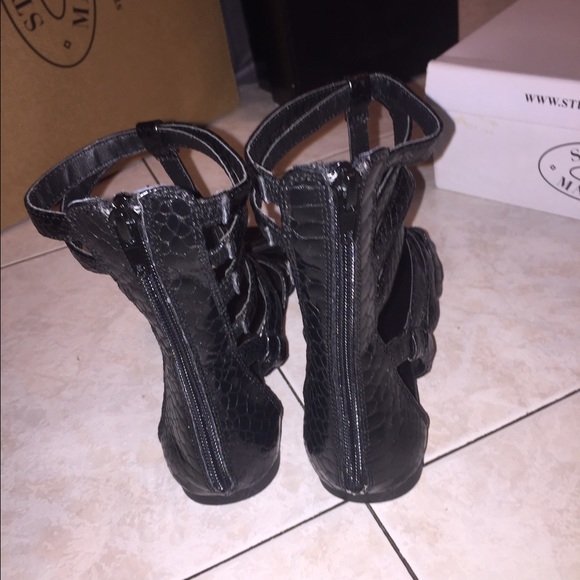 New, never worn black snake sandal size 6.5 - Picture 3 of 4