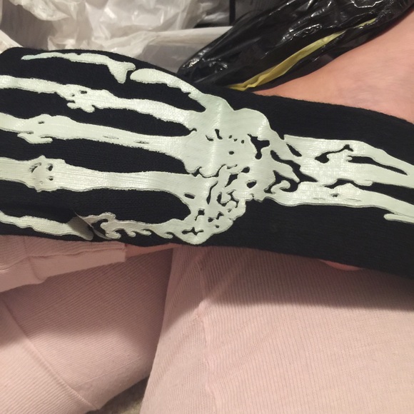 Skull Gloves - Picture 2 of 3