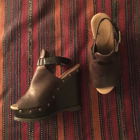 Amazingly comfy wedges with studs brown black