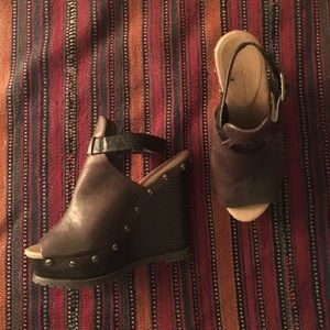 Amazingly comfy wedges with studs brown black