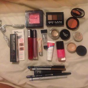 19 Piece Makeup Bundle