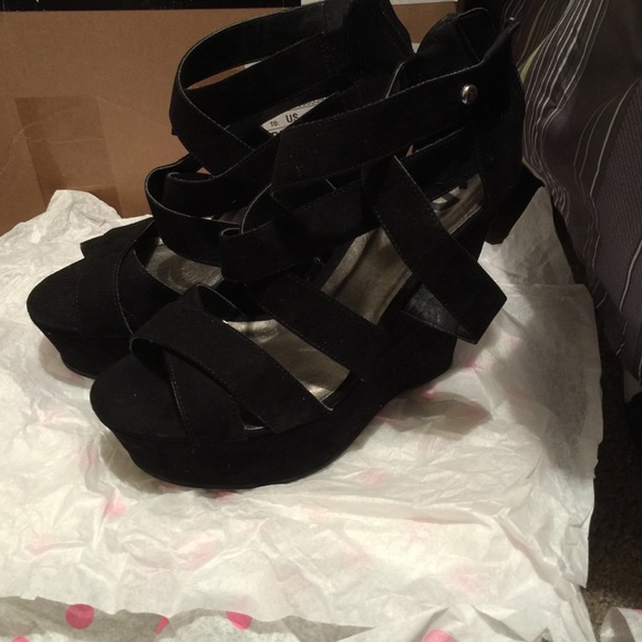 Black Suede Guess Wegdes