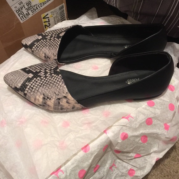 Black and Snack Skin Flats