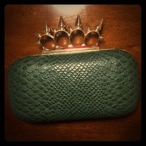 Knuckle duster clutch