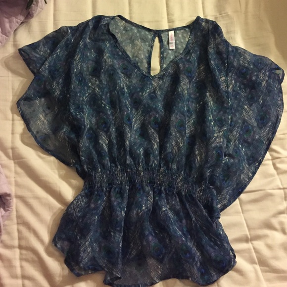 Flowing peacock top that is elastic at waistline