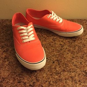 Sz 9 Melon colored sneakers