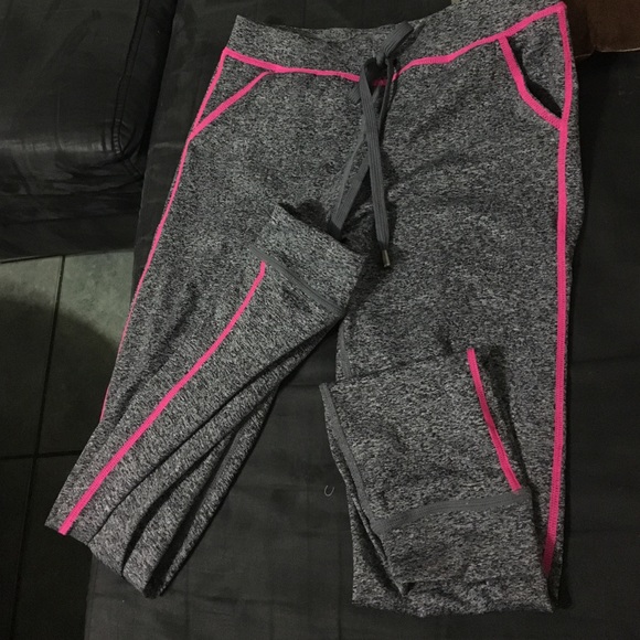 Track suit fits more like s-m - Picture 1 of 2