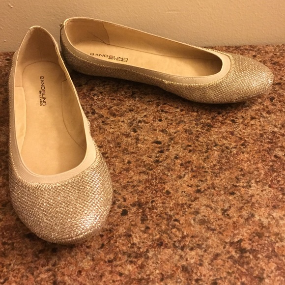 NWOB Sz 9 Bandolino gold flats