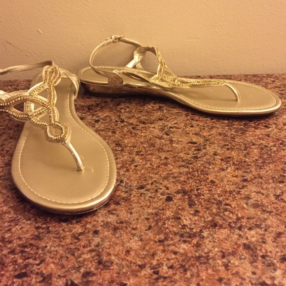 Sz 8.5 Unisa gold and rhinestone sandals