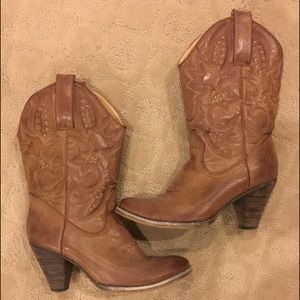 heeled cowboy boots