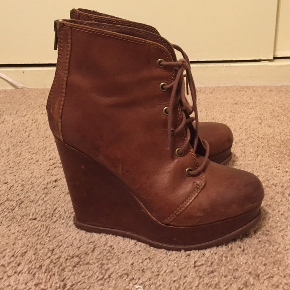 Brown lace up Steve Madden booties zips in
