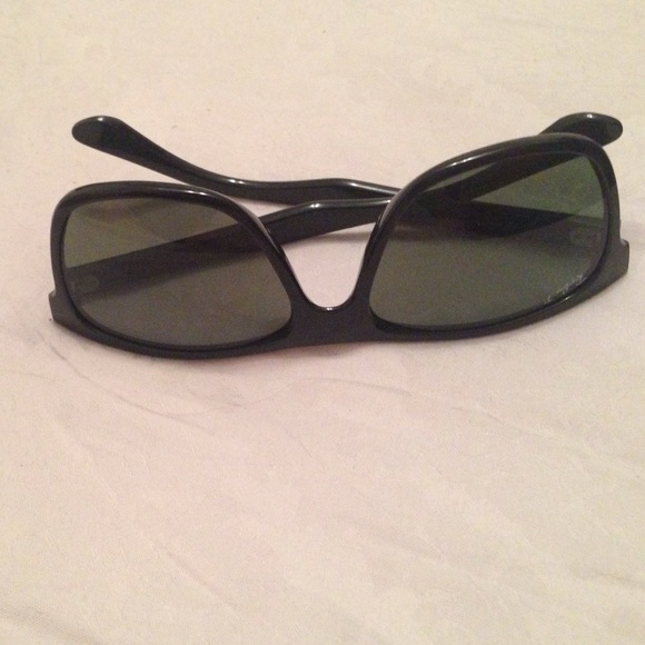 Black Ray Ban sunglasses!