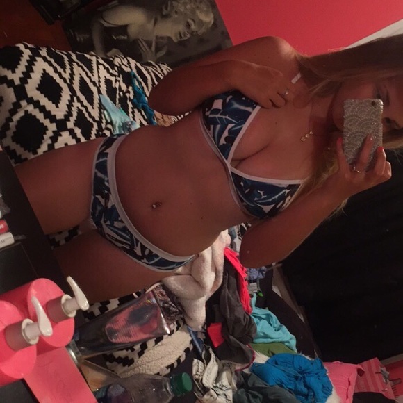 Bikini - Picture 3 of 4