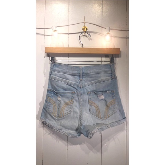 Light Wash 💧 High Waist Hollister Jean Shorts - Picture 2 of 3