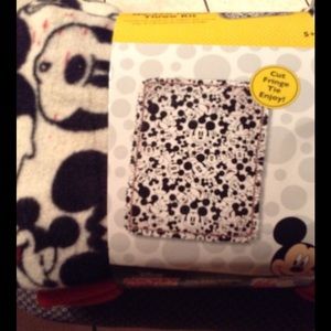 Mickey Mouse fleece no sew throw kit