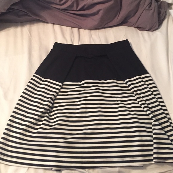 Size Large, black & white striped Everleigh skirt!