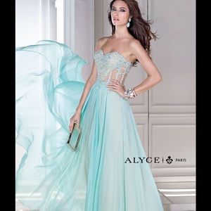 Flowwy chiffon evening gown