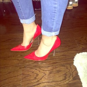 GUESS red pointed pumps