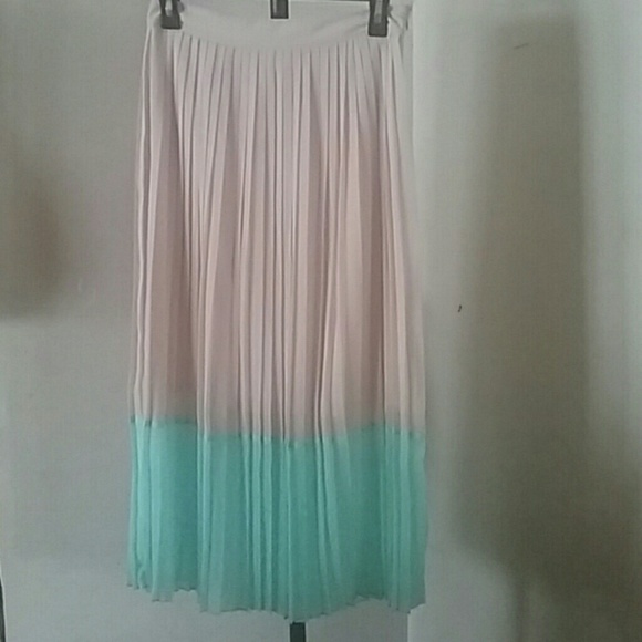 Fun and flirty pleated skirt!!