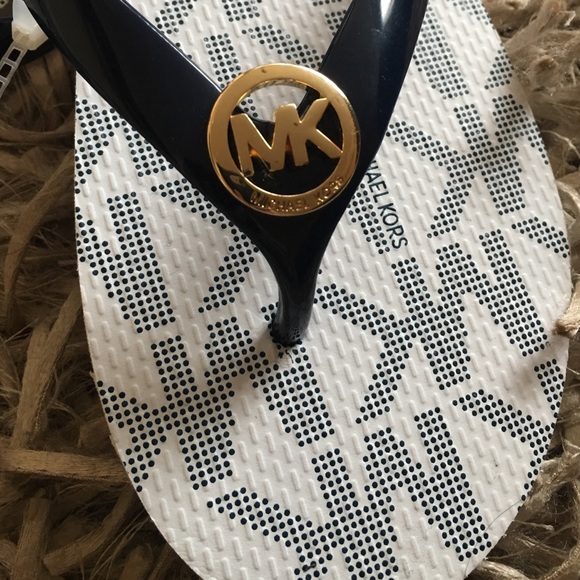 ❌sold❌Michael kors flip flops - Picture 2 of 3